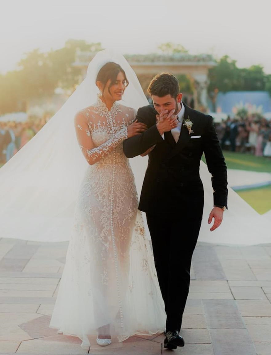 “صور زفاف” بريانكا تشوبرا التي أخفتها عن الجمهور.. فستان العرس لا يُوصف!