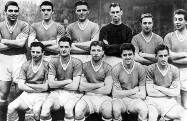 بوبي تشارلتون مع فريق مانشستر يونايتد في الستينات