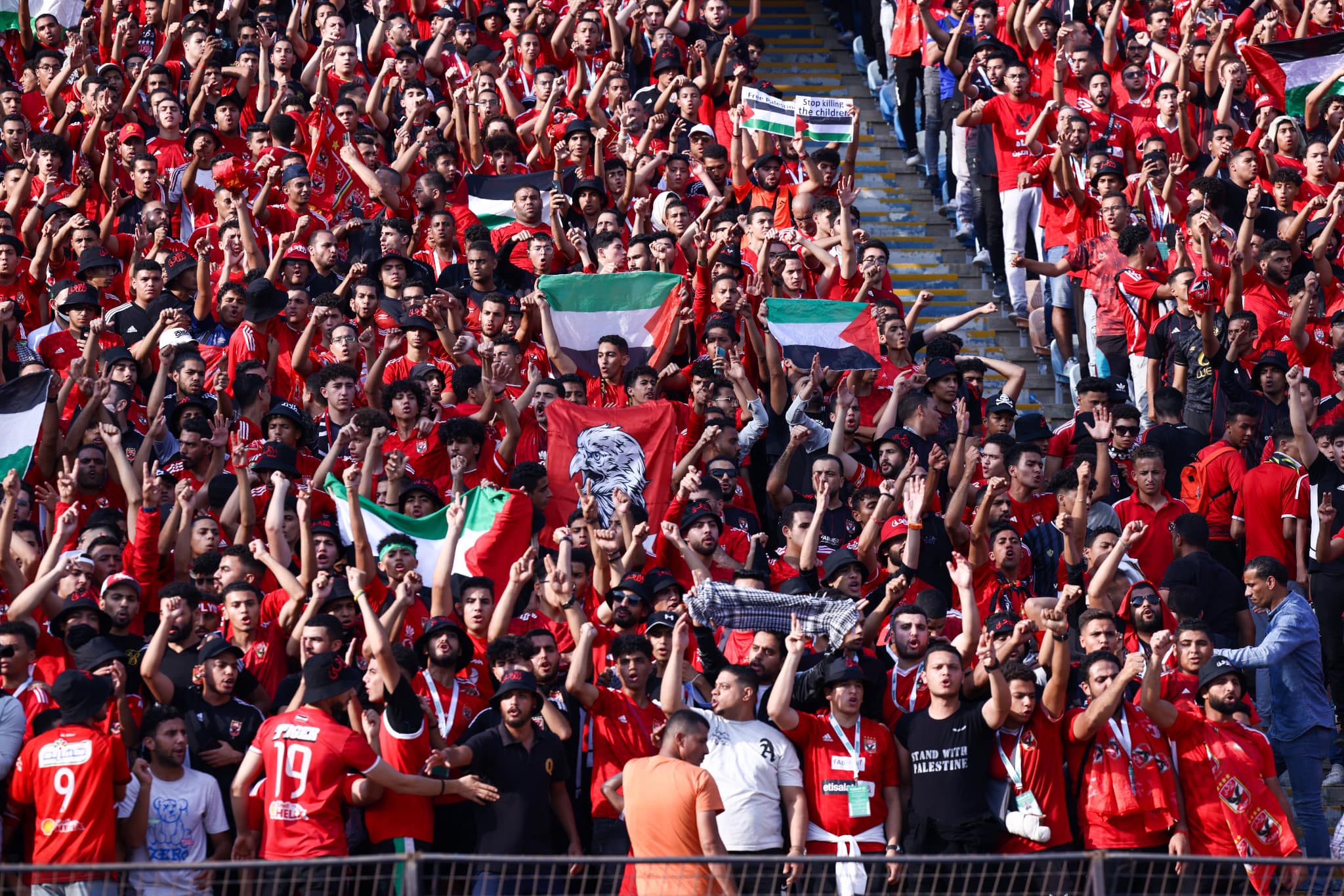 جماهير الأهلي ترفع علم فلسطين