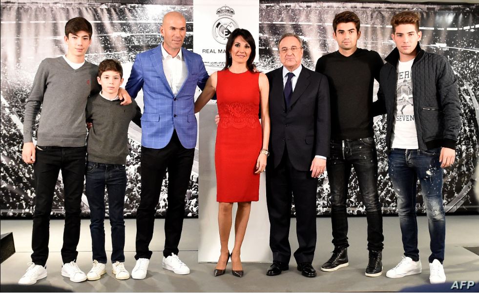 زيدان وزوجته وأبنائه مع بيريز في مدريد