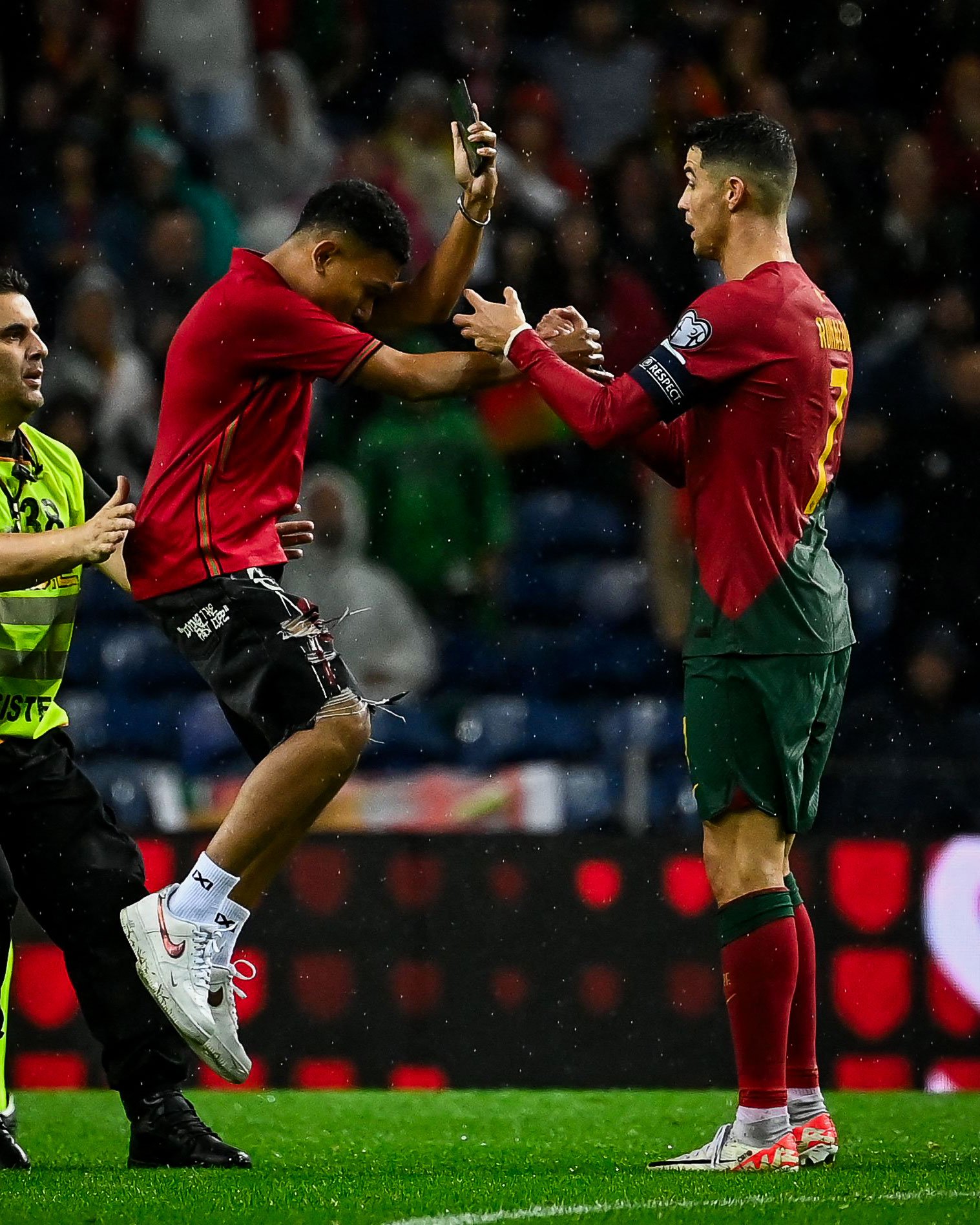 مشجع يقلد احتفال رونالدو في مباراة البرتغال